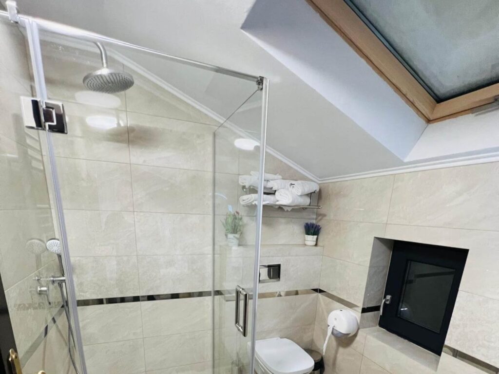 Cameră dublă cu balcon (2 ad și 1 copil) (4)