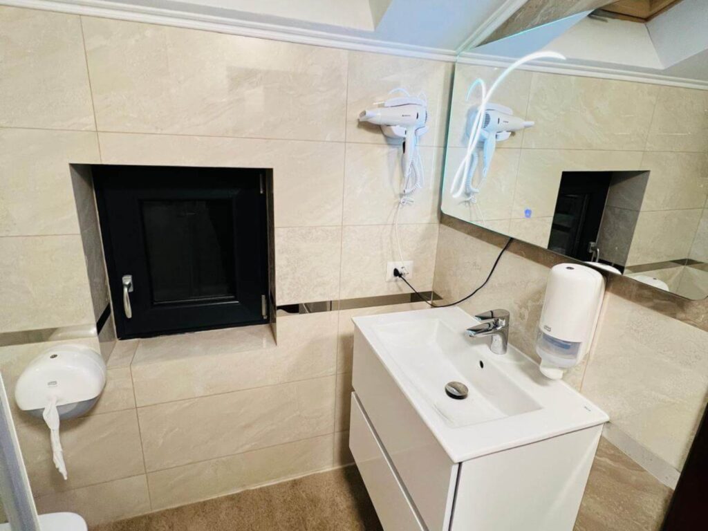 Cameră dublă cu balcon (2 ad și 1 copil) (6)