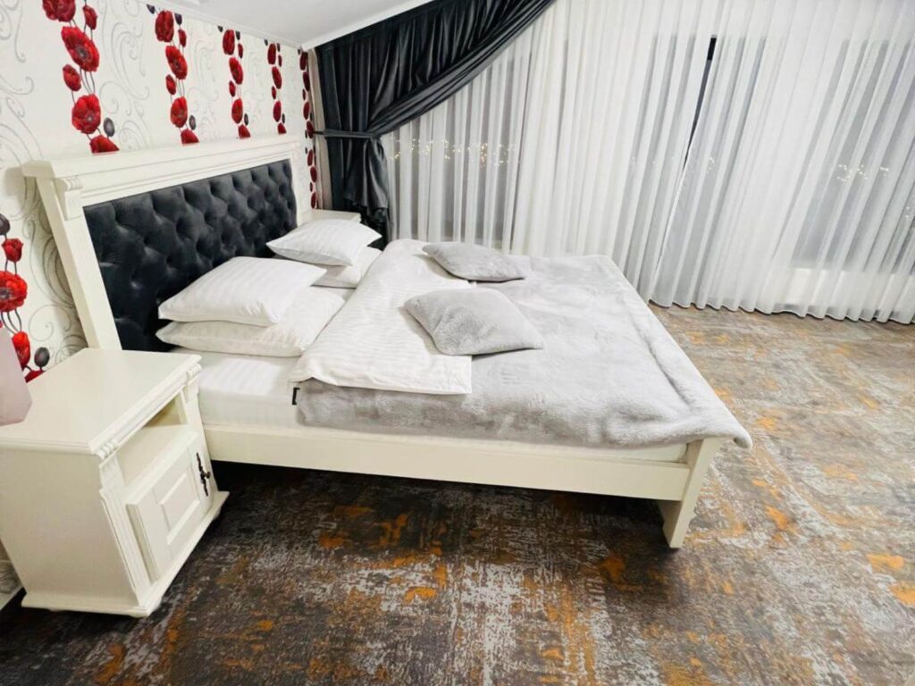 Cameră dublă cu balcon (2 ad și 1 copil) (7)