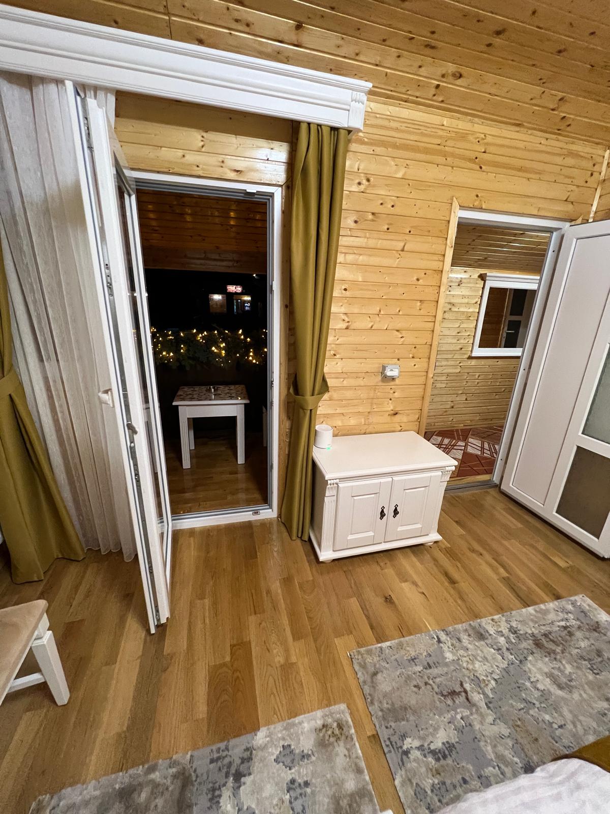 Cameră dublă deluxe cu balcon (23)