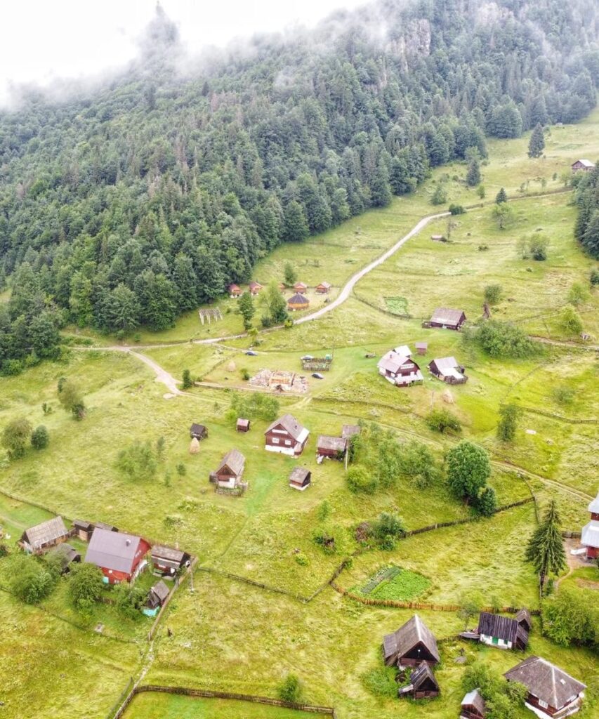 Satul casa de piatră și Izbucul Tauz (1)